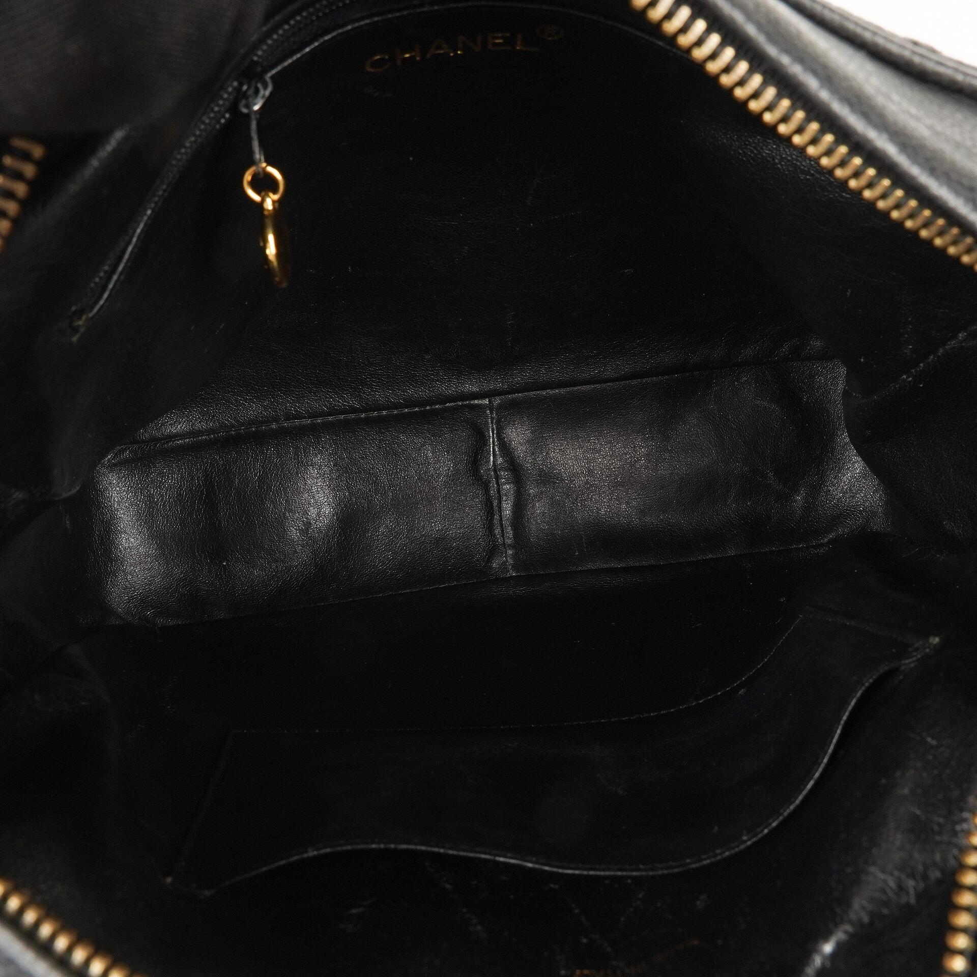 Chanel Vintage Large Camera Tassel Bag aus schwarzem gestepptem Caviar-Leder