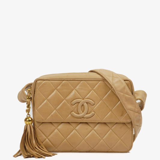 Chanel Vintage Mittlere Kamera Quaste CC Frontklappen Tasche aus beigem gestepptem Lammleder