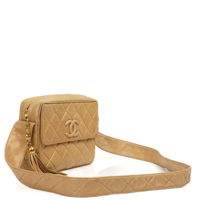 Chanel Vintage Mittlere Kamera Quaste CC Frontklappen Tasche aus beigem gestepptem Lammleder