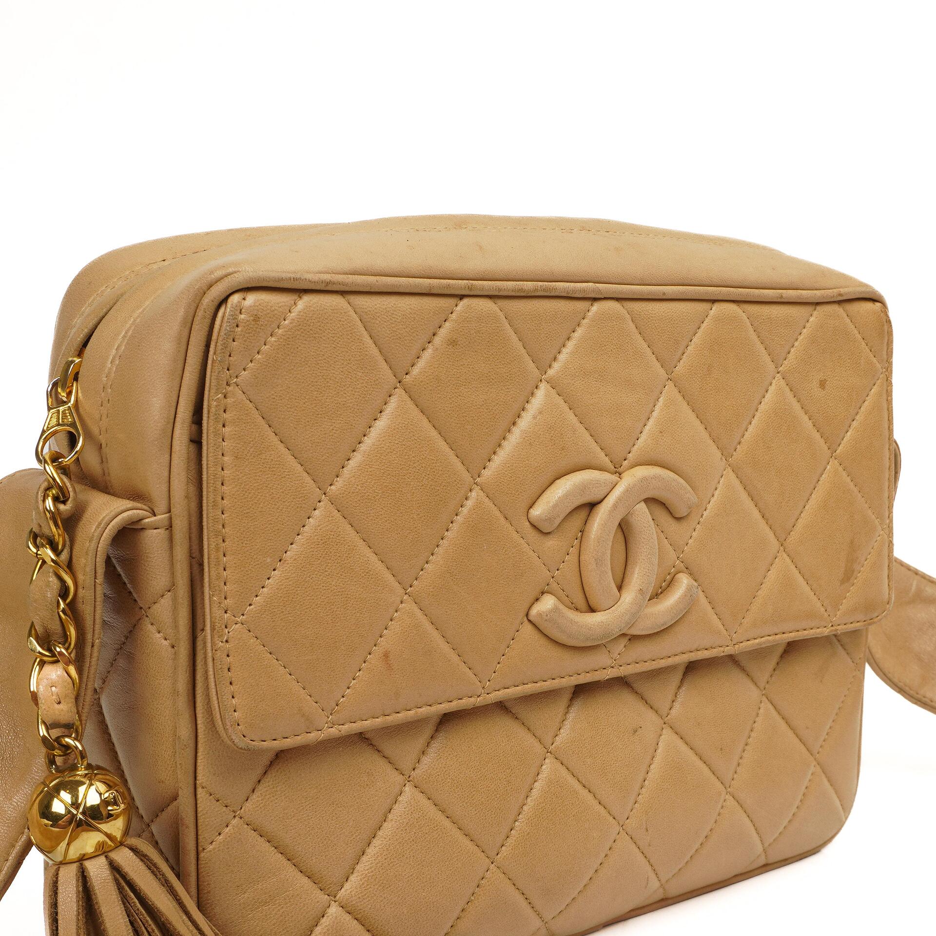 Chanel Vintage Mittlere Kamera Quaste CC Frontklappen Tasche aus beigem gestepptem Lammleder