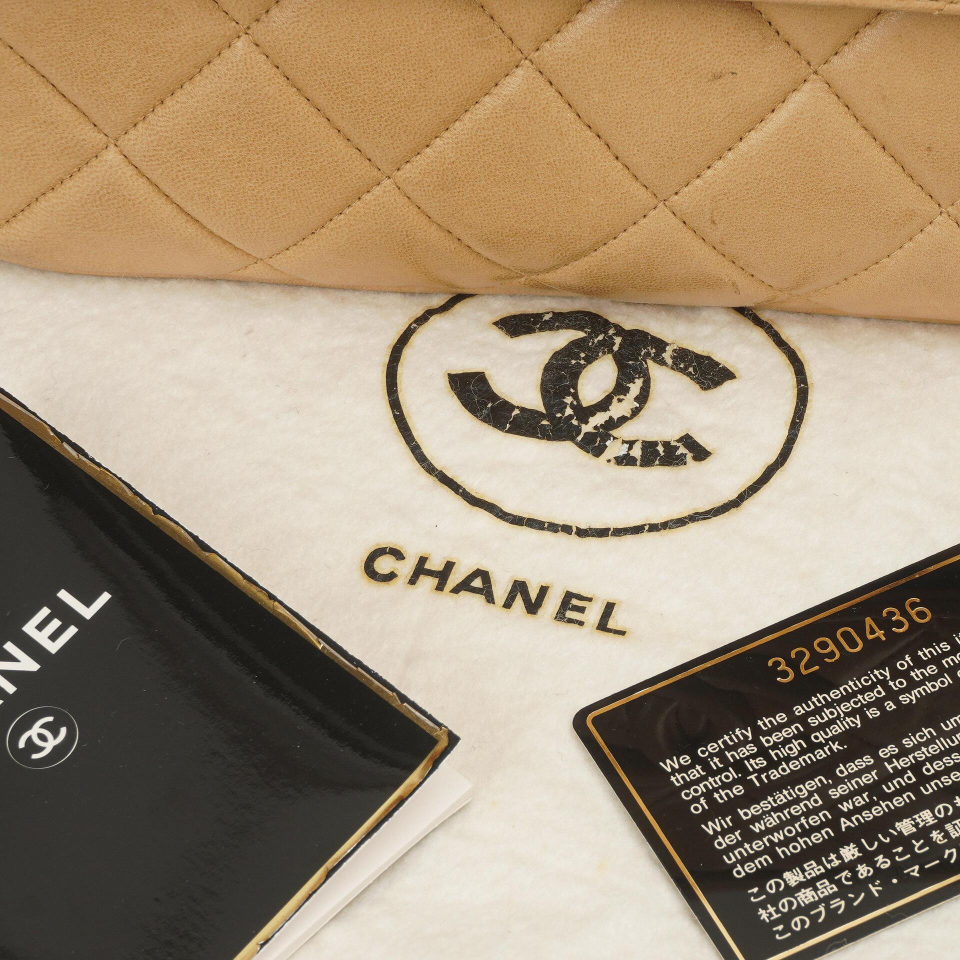 Chanel Vintage Mittlere Kamera Quaste CC Frontklappen Tasche aus beigem gestepptem Lammleder