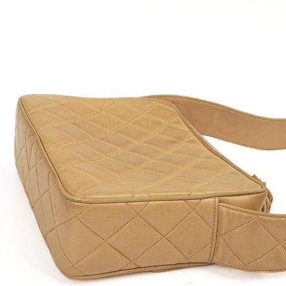 Chanel Vintage Mittlere Kamera Quaste CC Frontklappen Tasche aus beigem gestepptem Lammleder