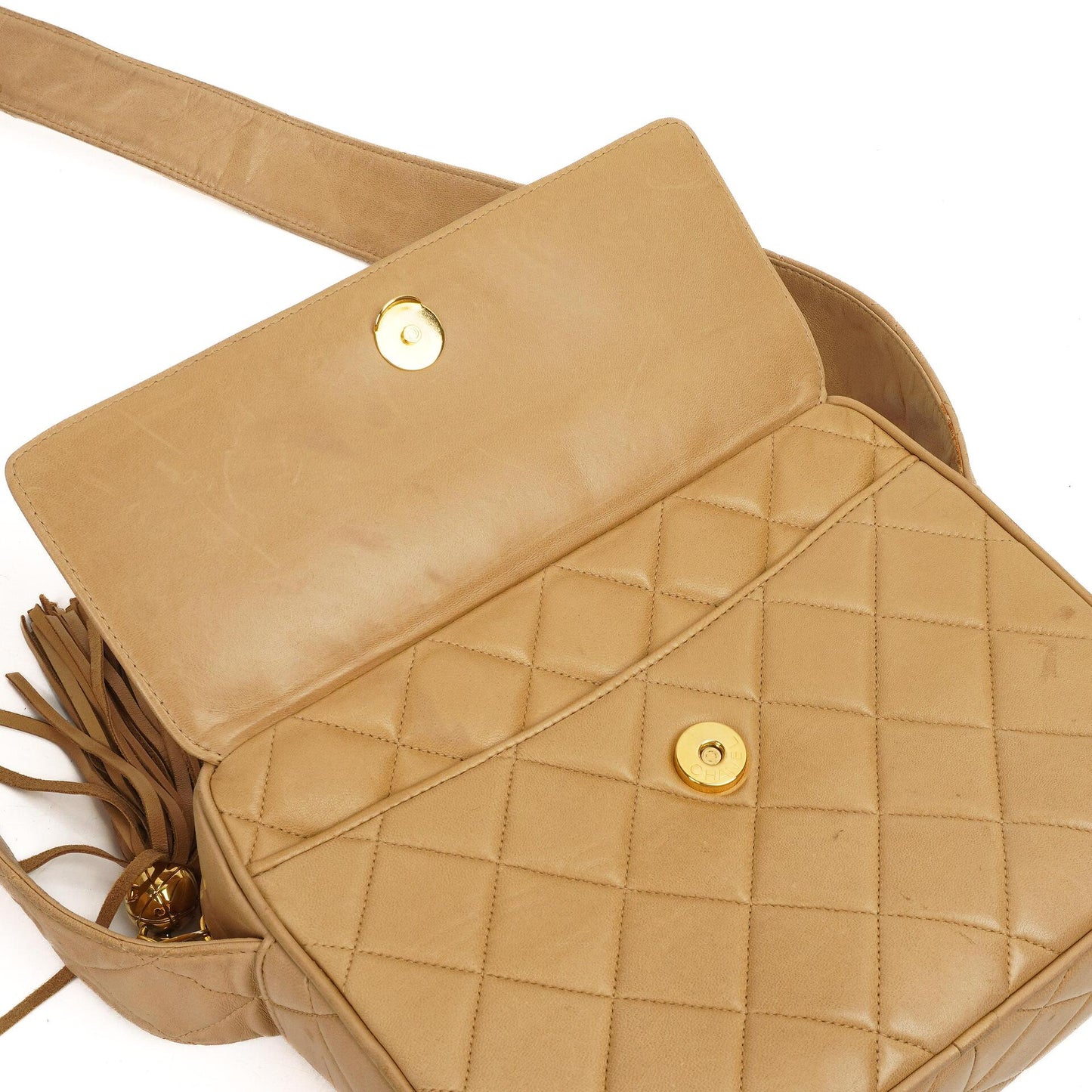 Chanel Vintage Mittlere Kamera Quaste CC Frontklappen Tasche aus beigem gestepptem Lammleder