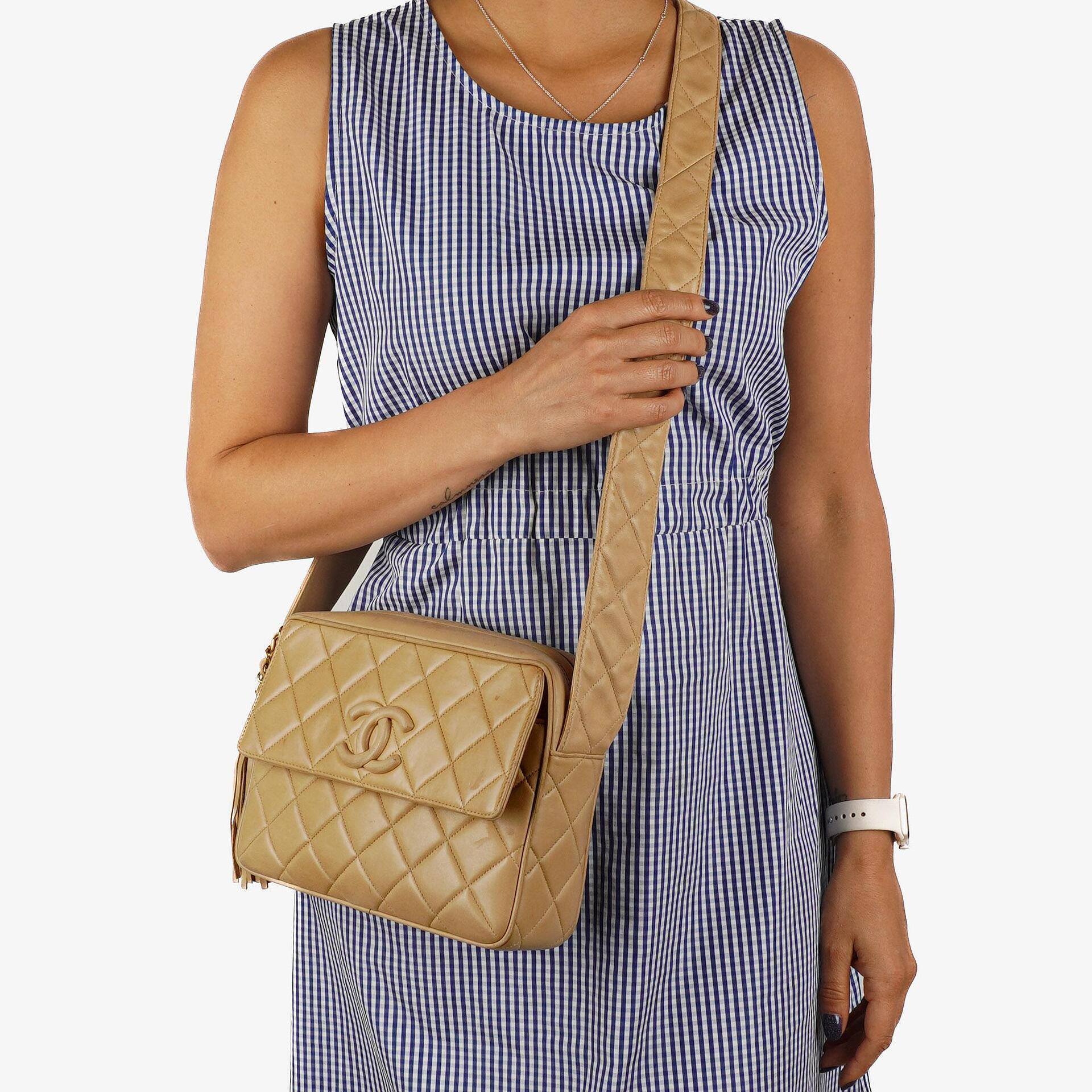 Chanel Vintage Mittlere Kamera Quaste CC Frontklappen Tasche aus beigem gestepptem Lammleder