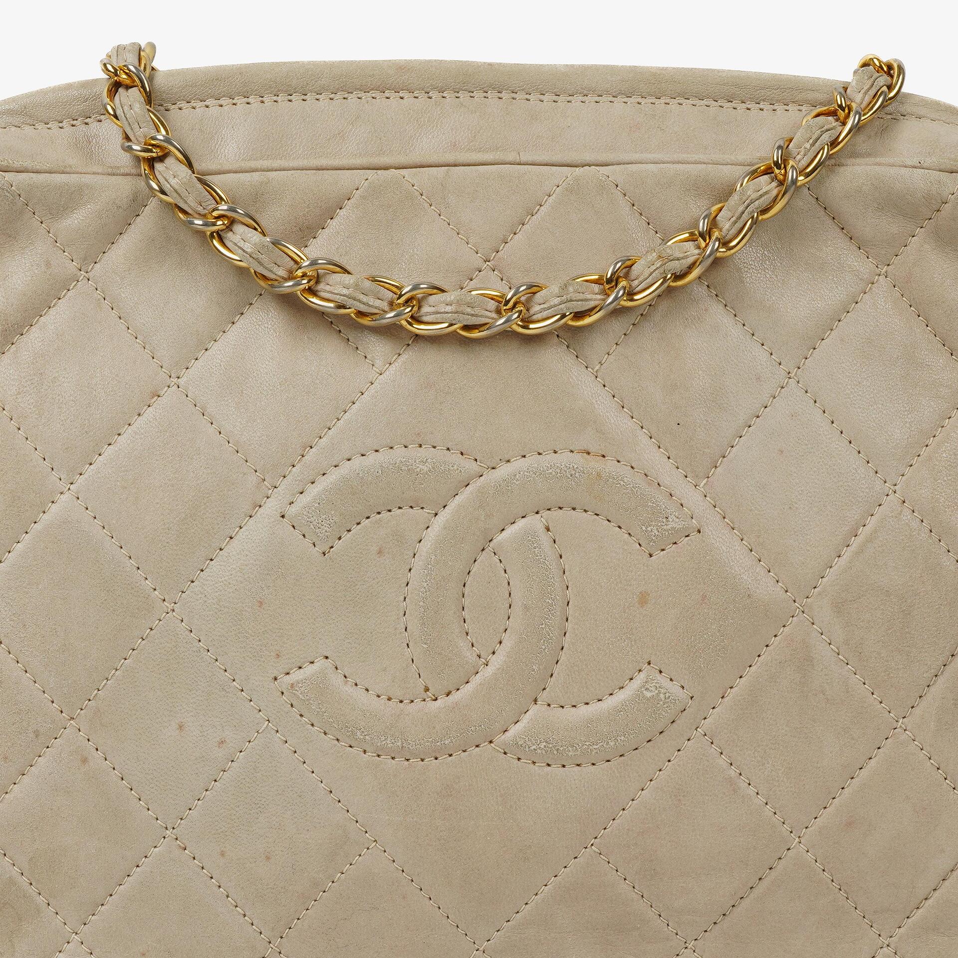Chanel Vintage Medium CC Camera Bag aus neutralem gestepptem Lammleder mit Quaste