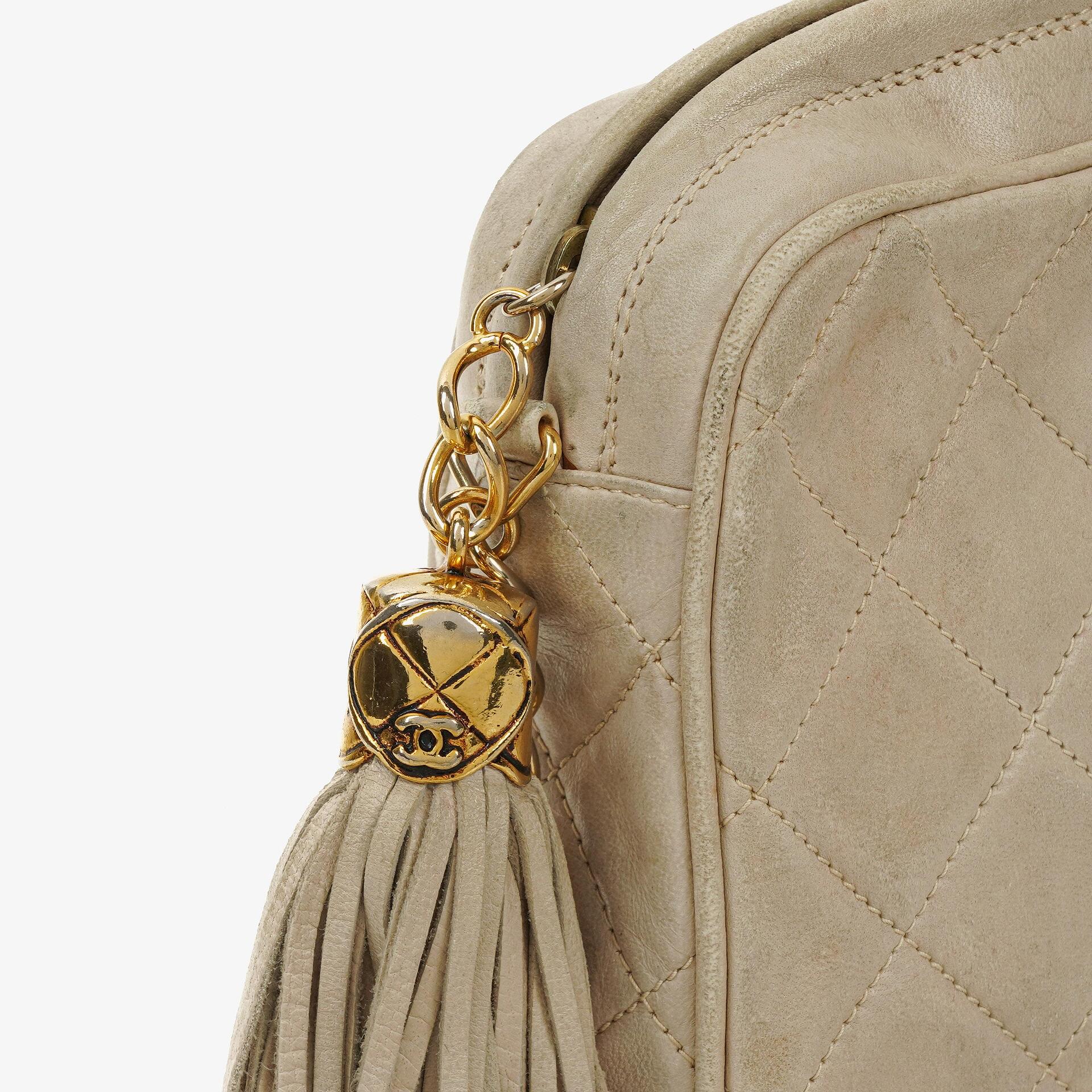 Chanel Vintage Medium CC Camera Bag aus neutralem gestepptem Lammleder mit Quaste