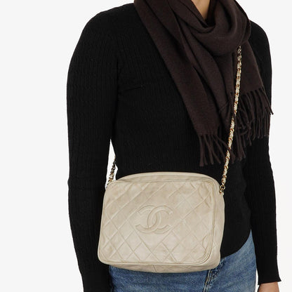 Chanel Vintage Medium CC Camera Bag aus neutralem gestepptem Lammleder mit Quaste