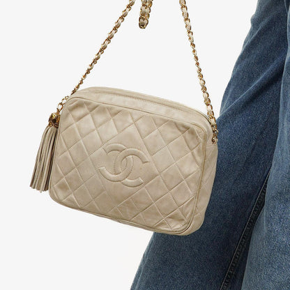Chanel Vintage Medium CC Camera Bag aus neutralem gestepptem Lammleder mit Quaste