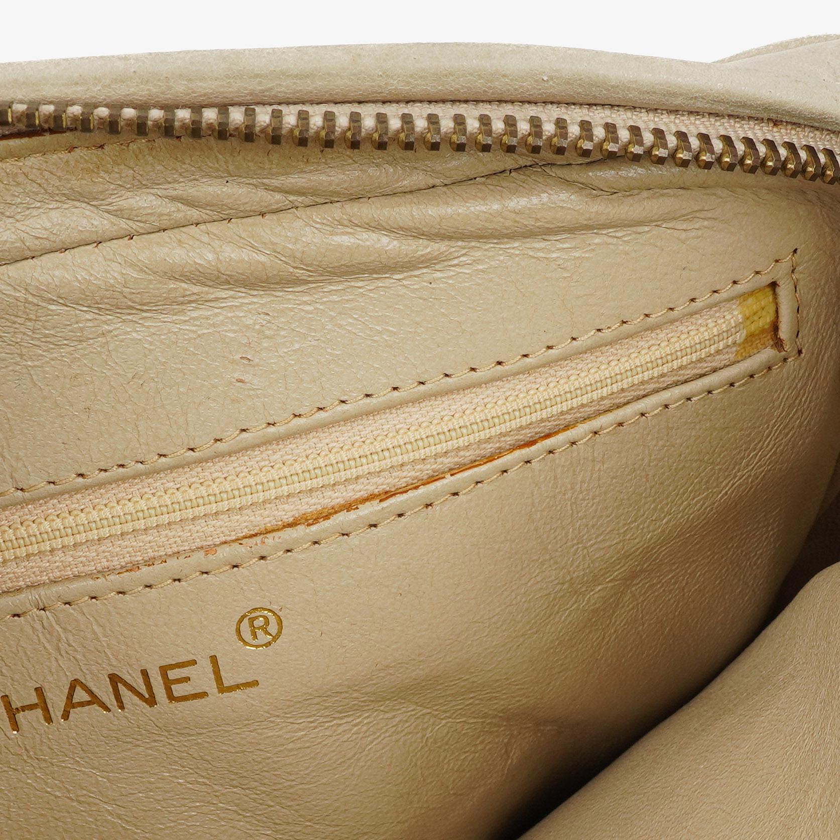 Chanel Vintage Medium CC Camera Bag aus neutralem gestepptem Lammleder mit Quaste