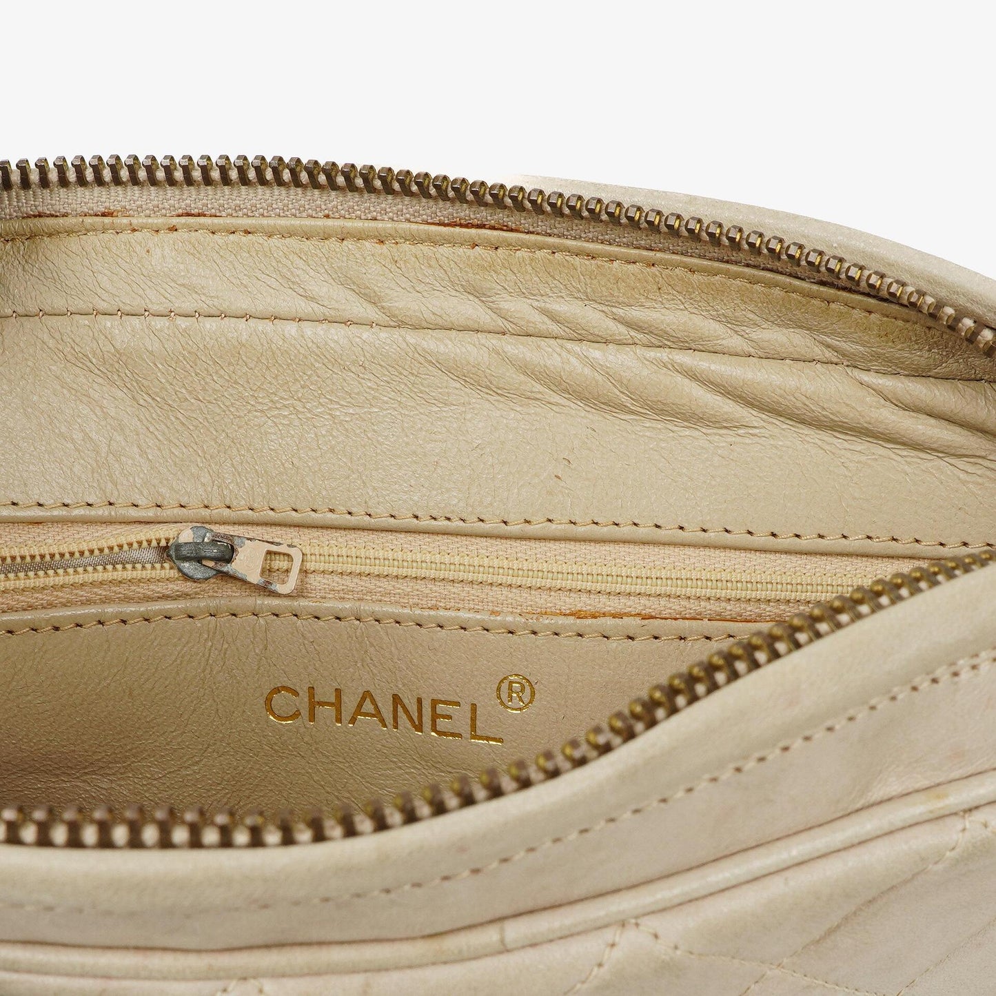 Chanel Vintage Medium CC Camera Bag aus neutralem gestepptem Lammleder mit Quaste