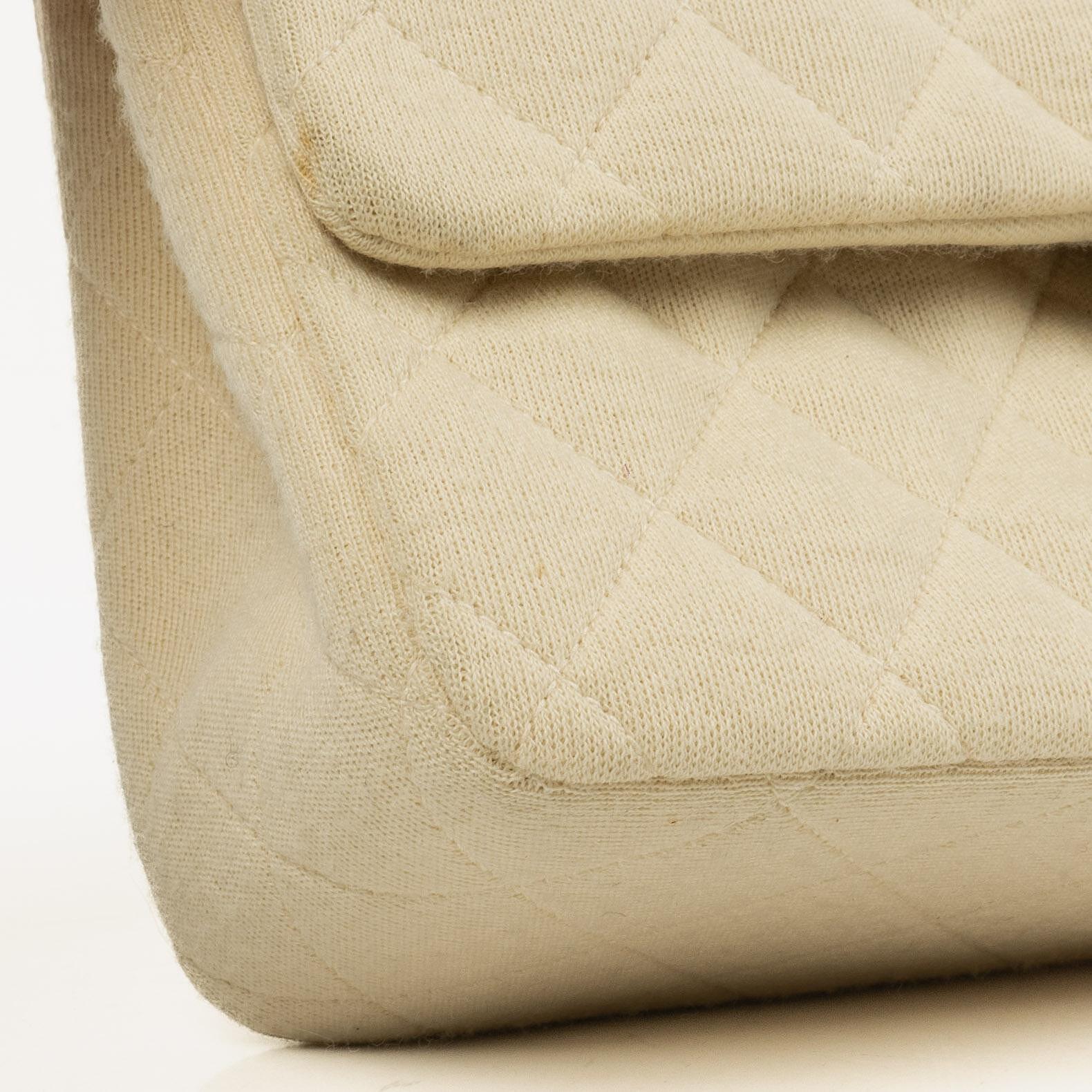 Chanel Vintage mittelgroße Classic Double Flap Tasche aus Jersey in Beige Neutral