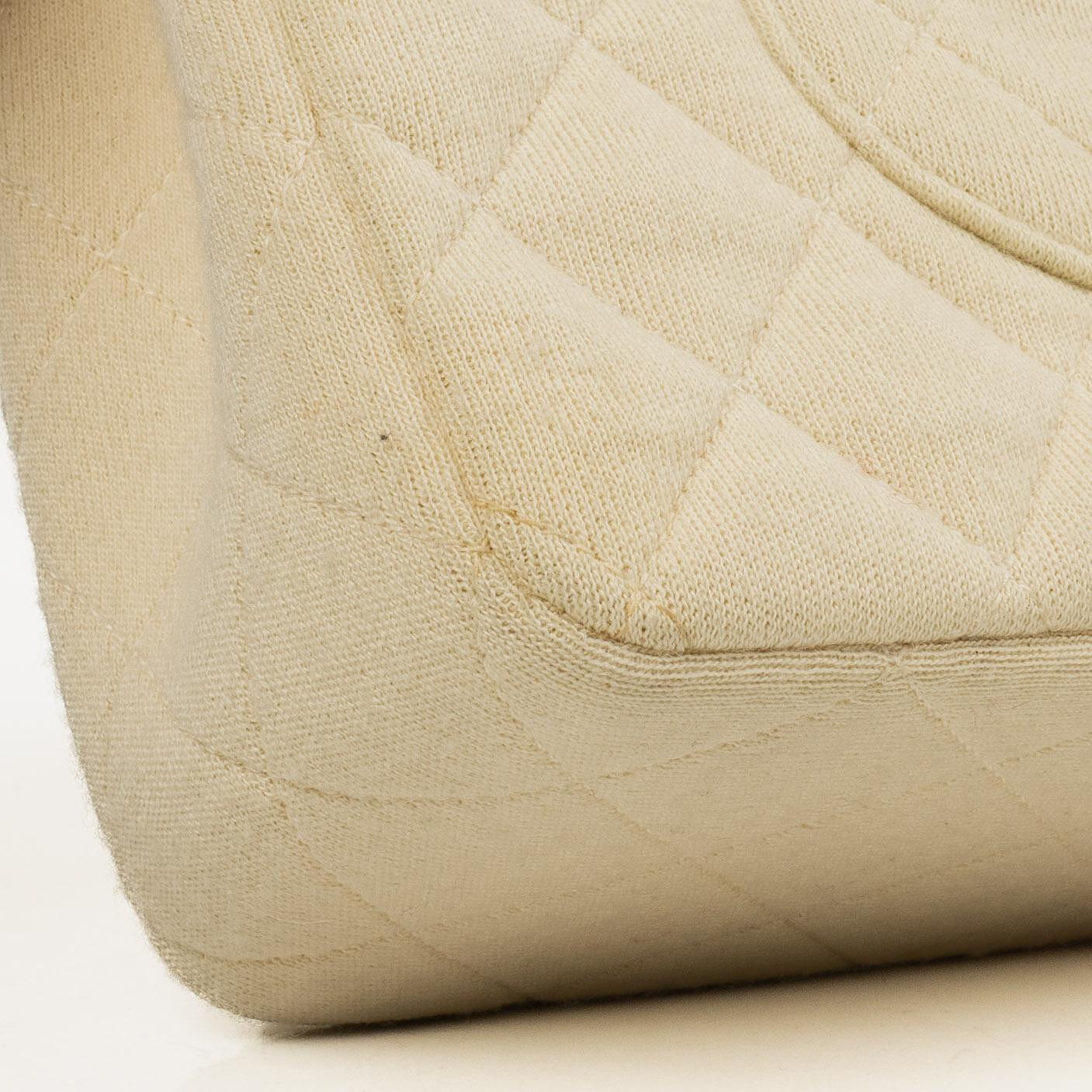 Chanel Vintage mittelgroße Classic Double Flap Tasche aus Jersey in Beige Neutral