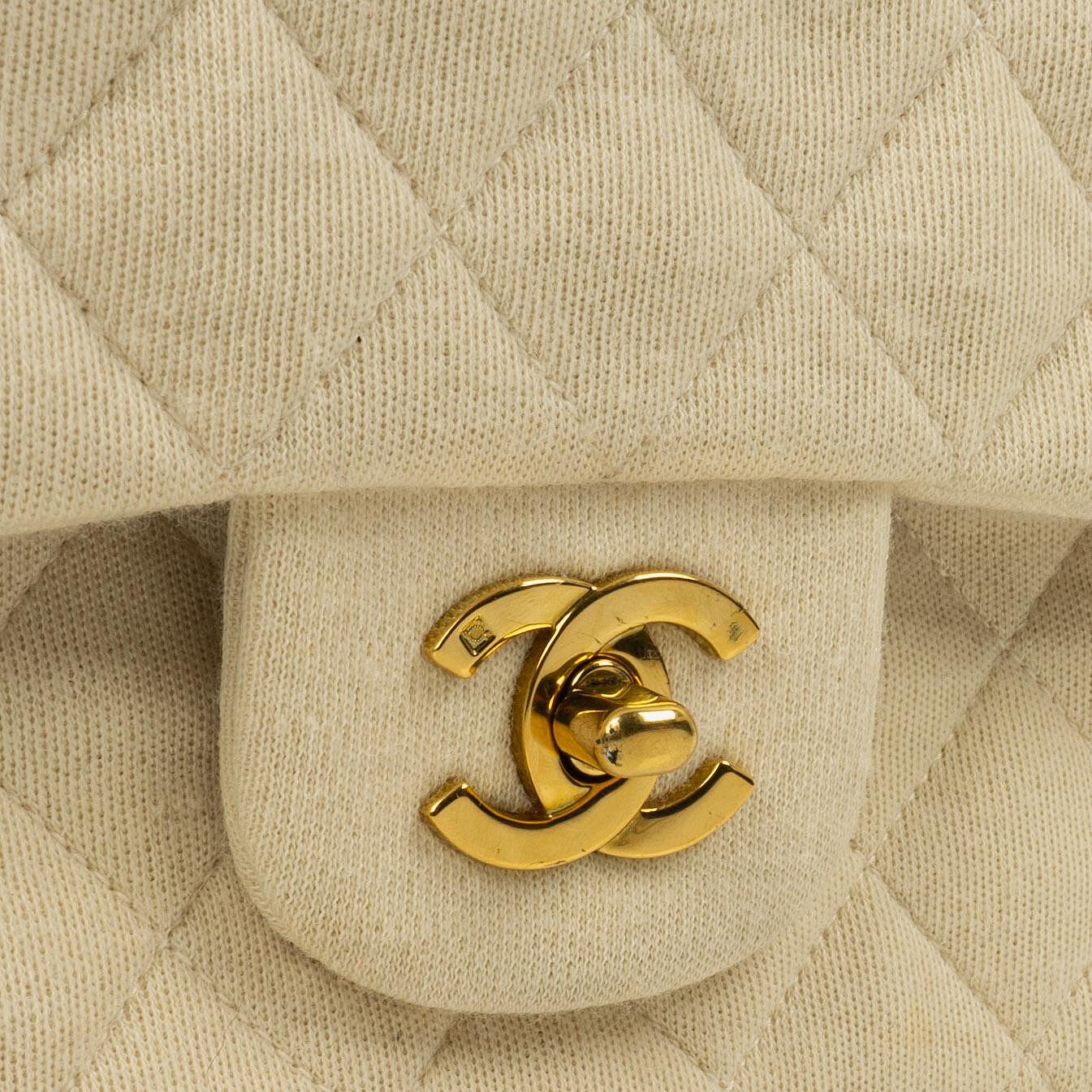 Chanel Vintage mittelgroße Classic Double Flap Tasche aus Jersey in Beige Neutral