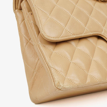 Chanel Vintage Medium Classic Double Flap Tasche aus beigem gestepptem Lammleder mit 24K vergoldeter Hardware
