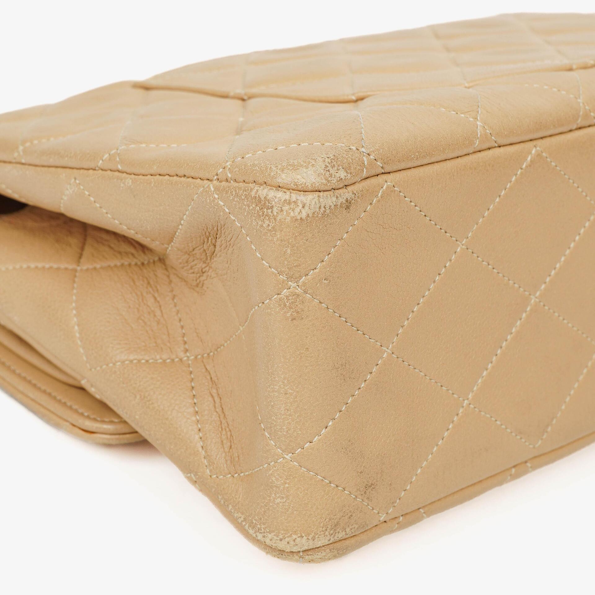 Chanel Vintage Medium Classic Double Flap Tasche aus beigem gestepptem Lammleder mit 24K vergoldeter Hardware