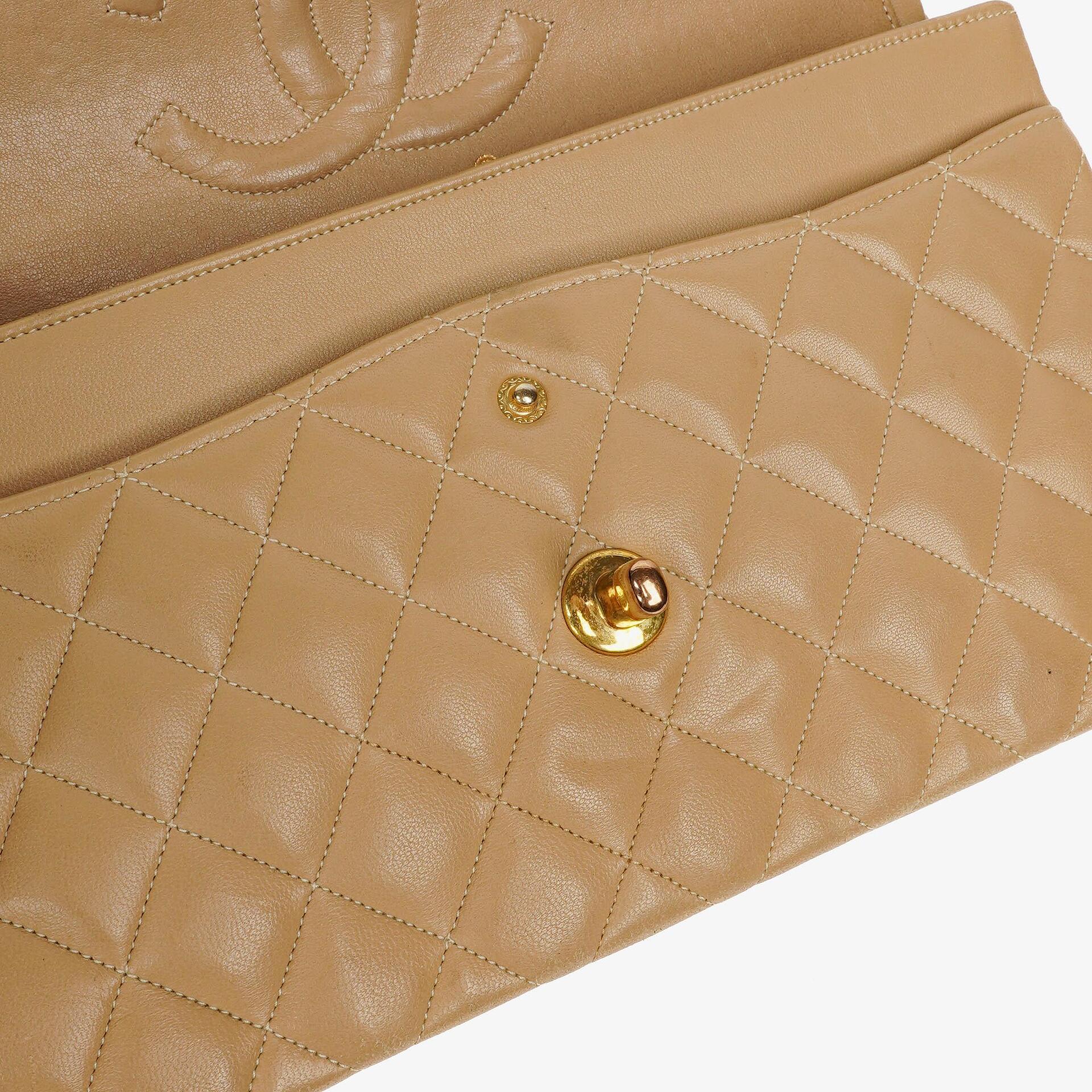 Chanel Vintage Medium Classic Double Flap Tasche aus beigem gestepptem Lammleder mit 24K vergoldeter Hardware