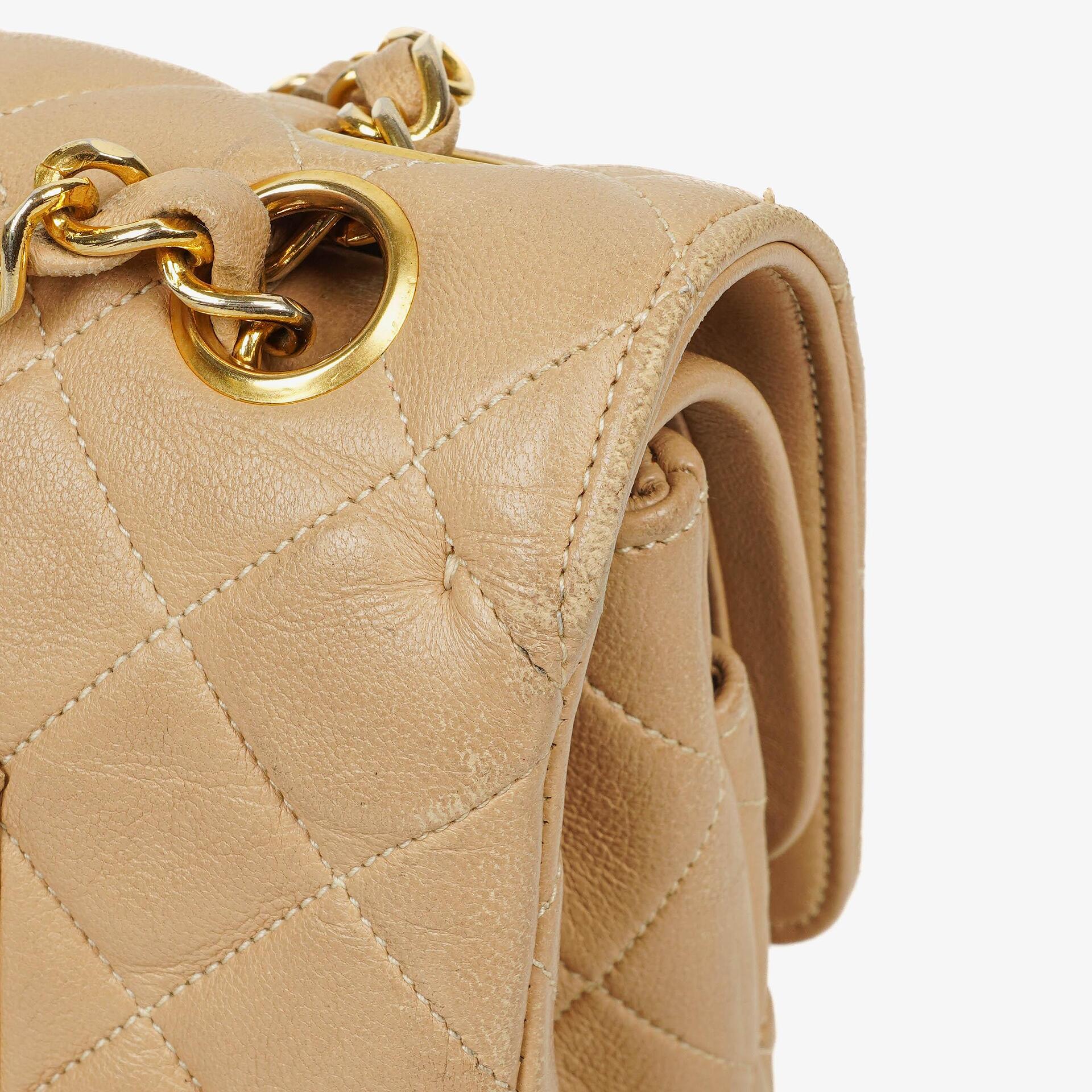 Chanel Vintage Medium Classic Double Flap Tasche aus beigem gestepptem Lammleder mit 24K vergoldeter Hardware