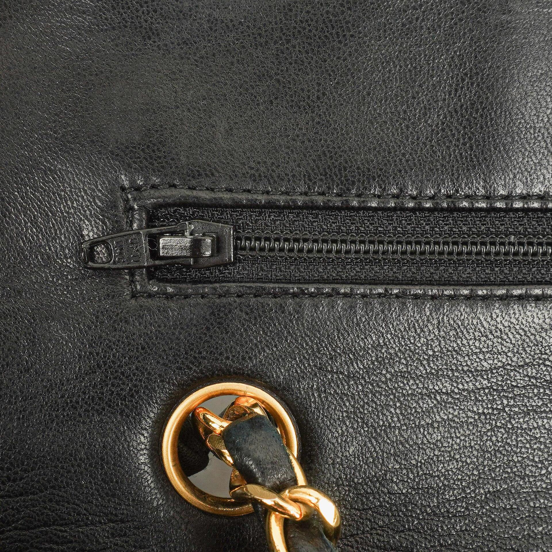 Chanel Vintage Classic Double Flap Tasche Medium aus schwarzem gestepptem Lammleder mit 24K vergoldeter Hardware
