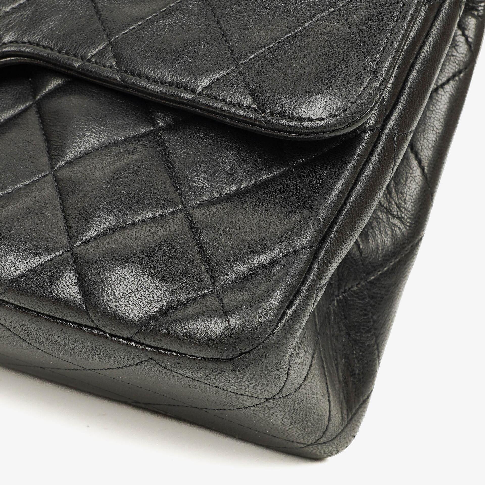 Chanel Vintage Medium Classic Double Flap Tasche aus schwarzem gestepptem Lammleder mit 24K vergoldeten Beschlägen