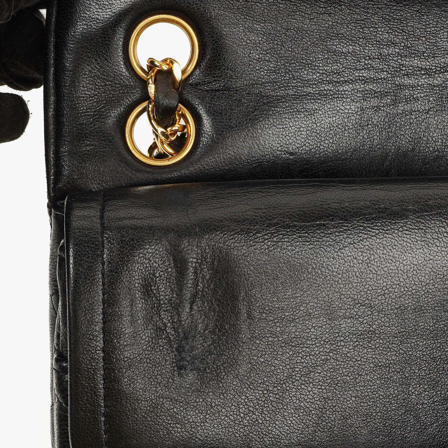 Chanel Vintage Medium Classic Double Flap Tasche aus schwarzem gestepptem Lammleder mit 24K vergoldeten Beschlägen
