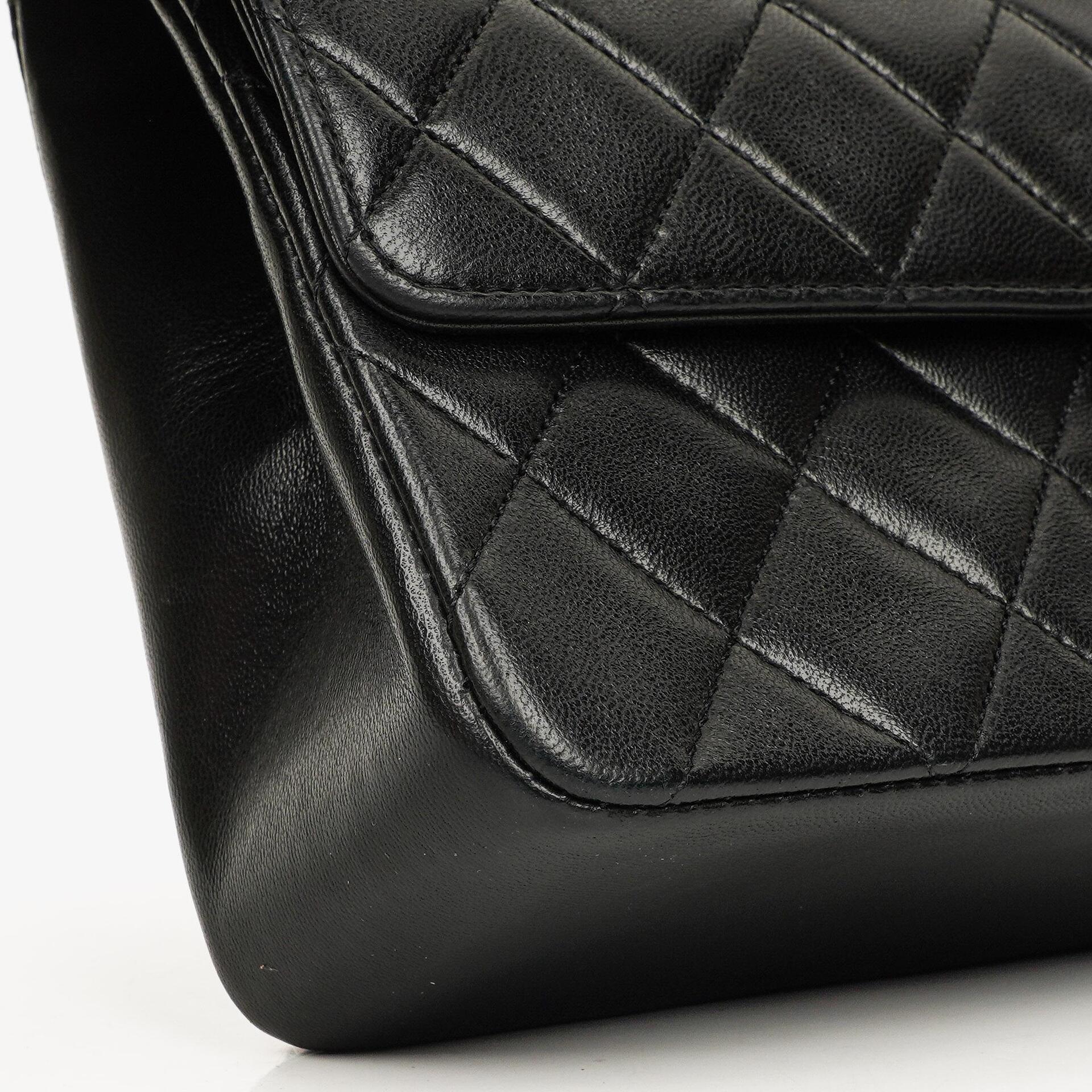 Chanel Vintage Mittelgroße Classic Double Flap Tasche aus schwarzem gestepptem Lammleder mit 24K vergoldeten Beschlägen, 1986-1988