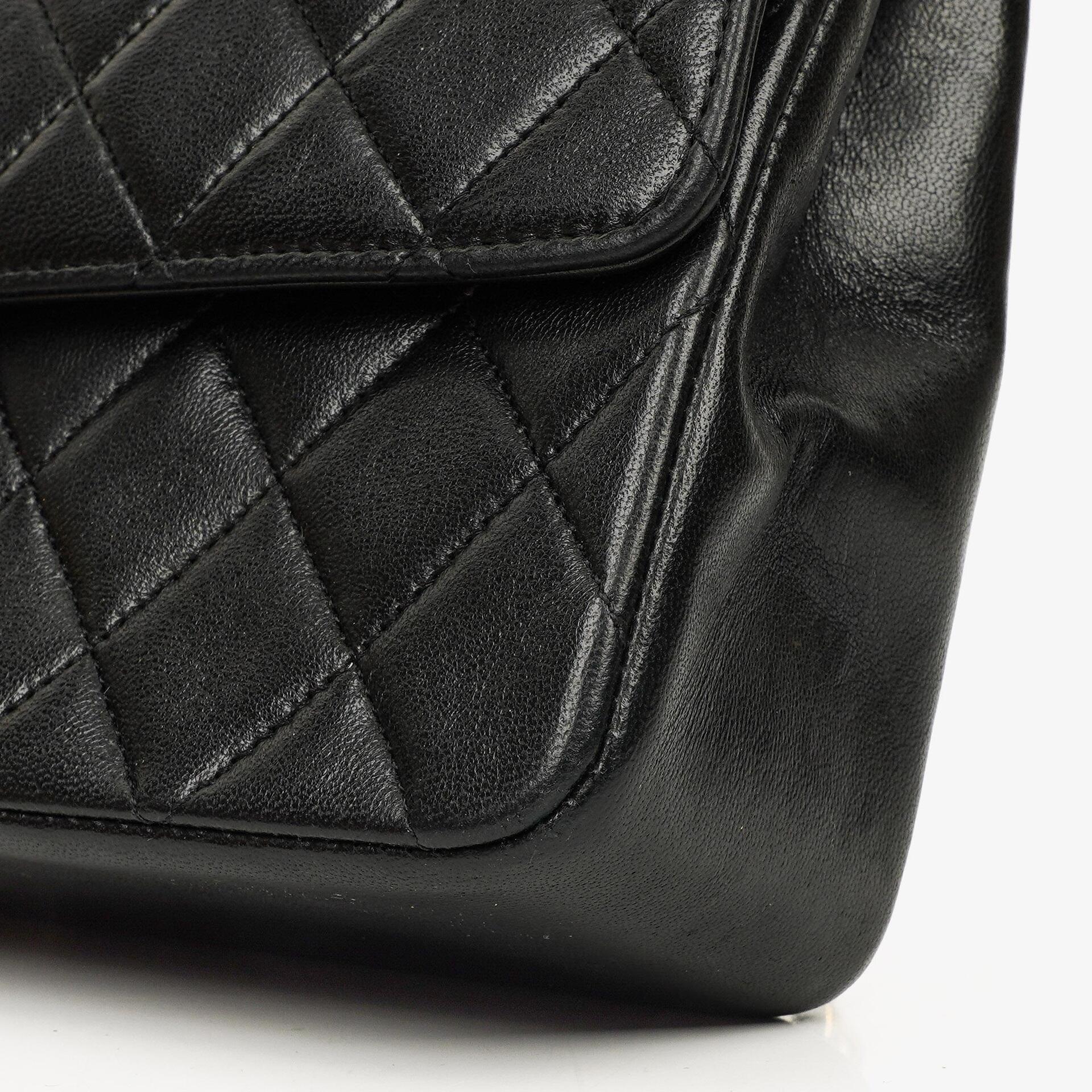 Chanel Vintage Mittelgroße Classic Double Flap Tasche aus schwarzem gestepptem Lammleder mit 24K vergoldeten Beschlägen, 1986-1988