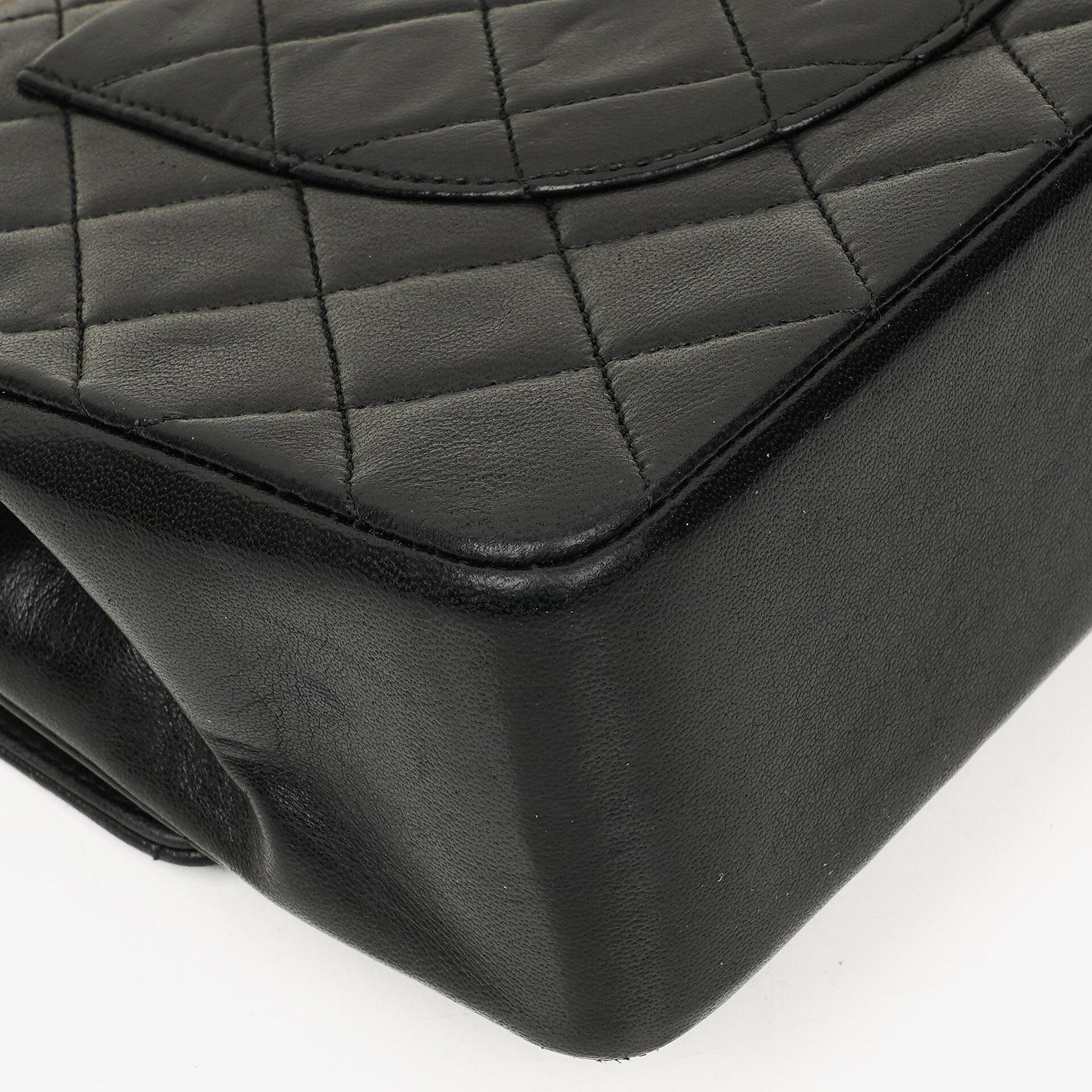 Chanel Vintage Mittelgroße Classic Double Flap Tasche aus schwarzem gestepptem Lammleder mit 24K vergoldeten Beschlägen, 1986-1988