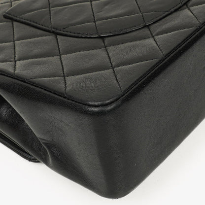 Chanel Vintage Mittelgroße Classic Double Flap Tasche aus schwarzem gestepptem Lammleder mit 24K vergoldeten Beschlägen, 1986-1988