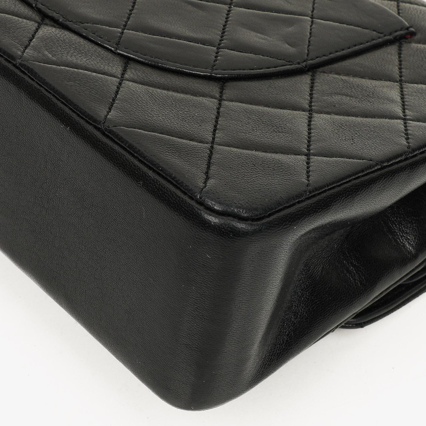 Chanel Vintage Mittelgroße Classic Double Flap Tasche aus schwarzem gestepptem Lammleder mit 24K vergoldeten Beschlägen, 1986-1988