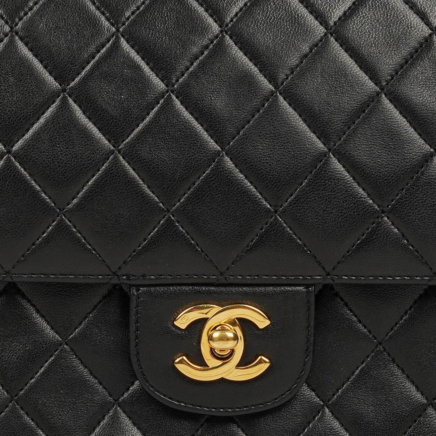 Chanel Vintage Mittelgroße Classic Double Flap Tasche aus schwarzem gestepptem Lammleder mit 24K vergoldeten Beschlägen, 1986-1988