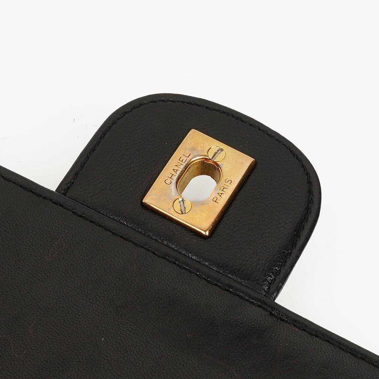 Chanel Vintage Mittelgroße Classic Double Flap Tasche aus schwarzem gestepptem Lammleder mit 24K vergoldeten Beschlägen, 1986-1988