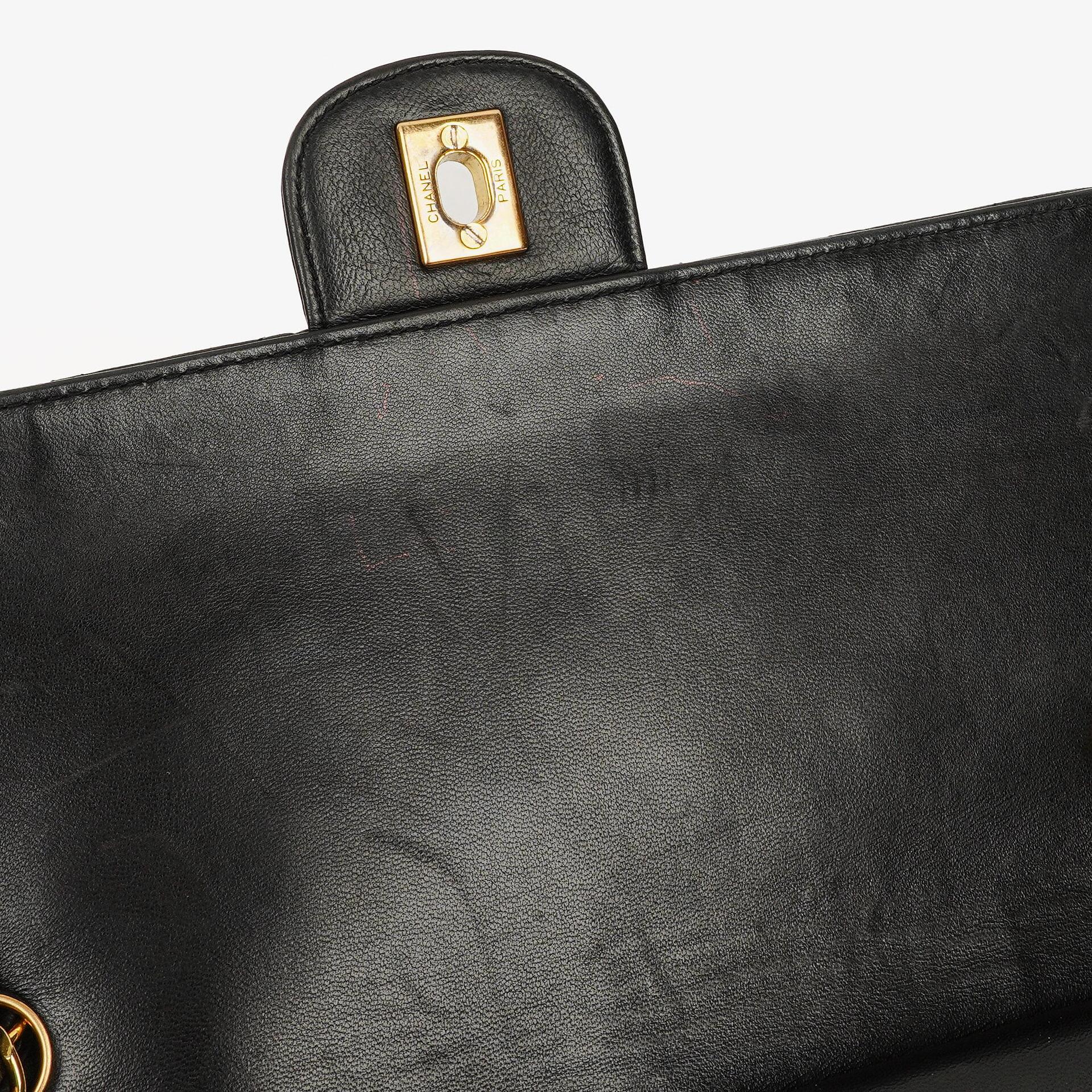 Chanel Vintage Mittelgroße Classic Double Flap Tasche aus schwarzem gestepptem Lammleder mit 24K vergoldeten Beschlägen, 1986-1988