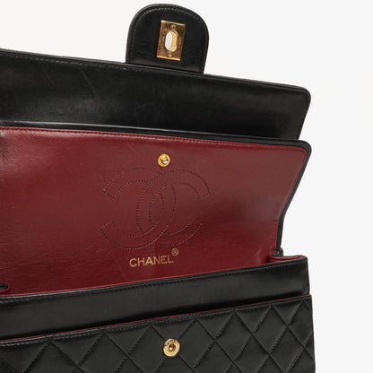 Chanel Vintage Mittelgroße Classic Double Flap Tasche aus schwarzem gestepptem Lammleder mit 24K vergoldeten Beschlägen, 1986-1988