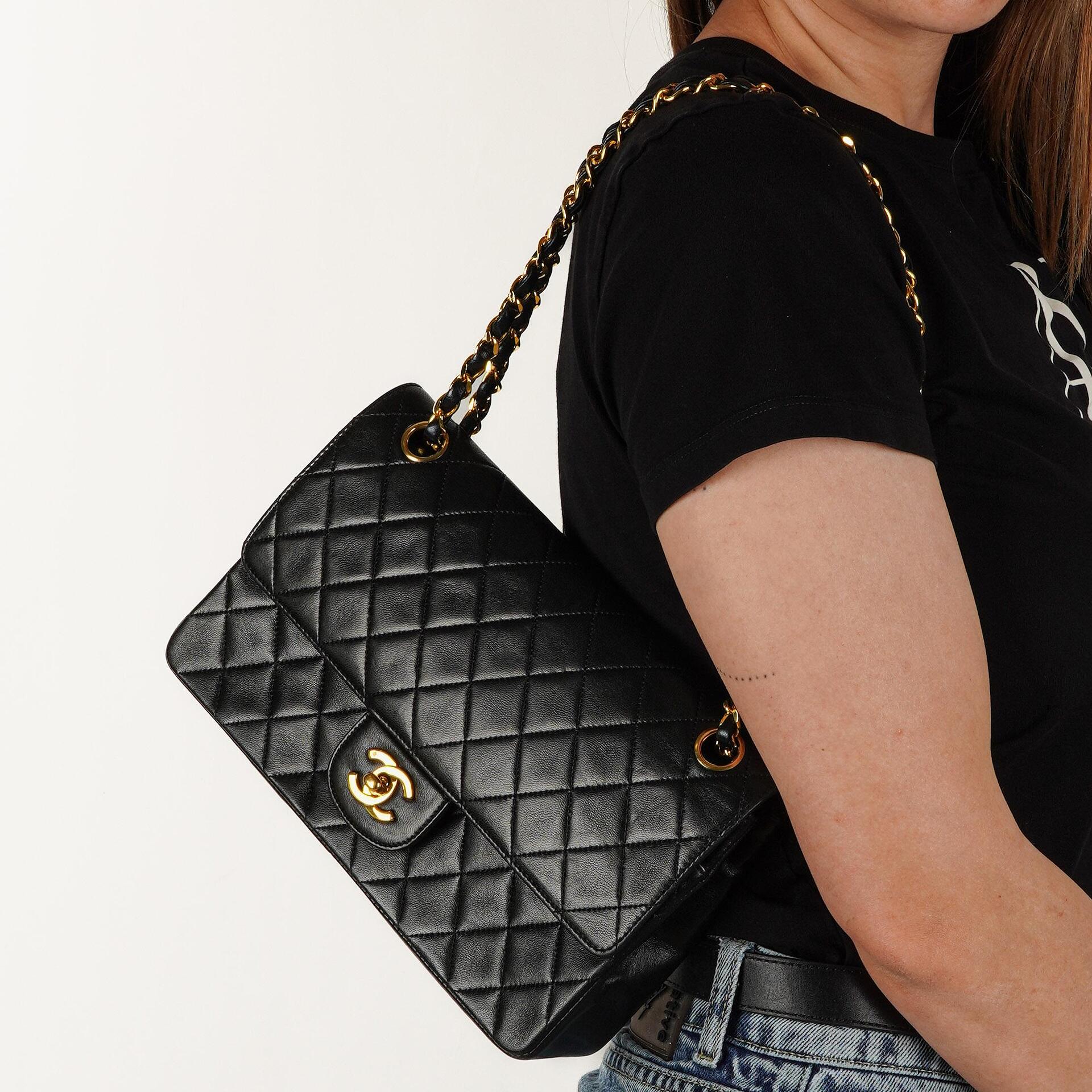 Chanel Vintage Mittelgroße Classic Double Flap Tasche aus schwarzem gestepptem Lammleder mit 24K vergoldeten Beschlägen, 1986-1988