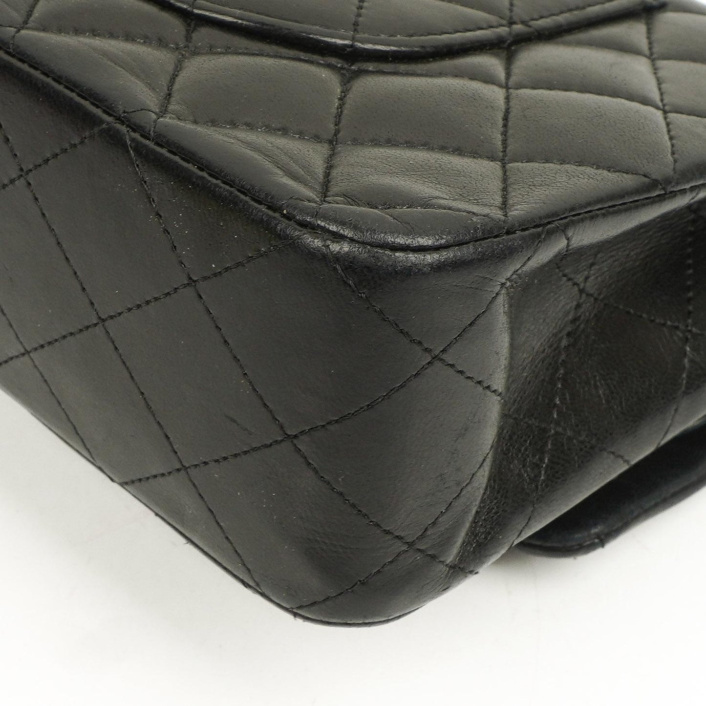 Chanel Vintage Mittelgroße Klassische Double Flap Tasche Schwarz Gestepptes Lammleder Mit Silberfarbenen Beschlägen