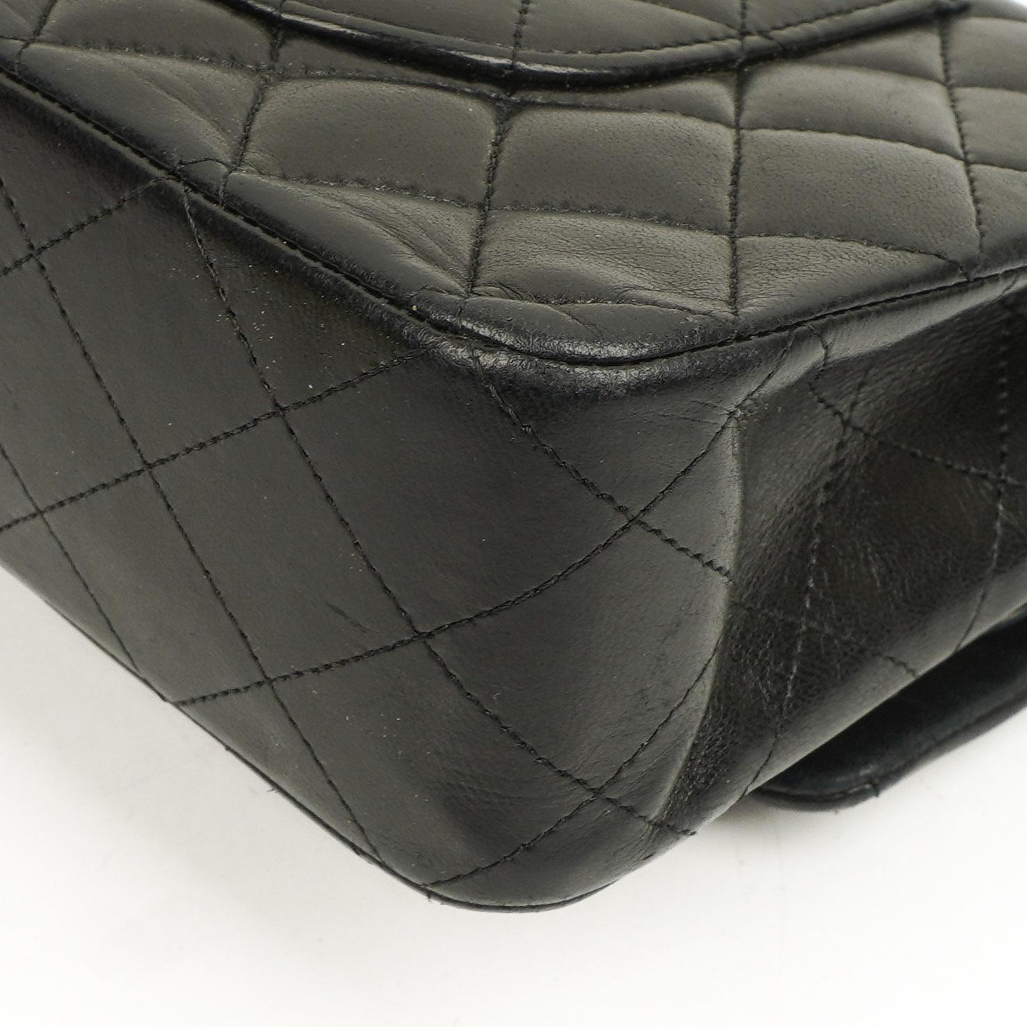 Chanel Vintage Mittelgroße Klassische Double Flap Tasche Schwarz Gestepptes Lammleder Mit Silberfarbenen Beschlägen