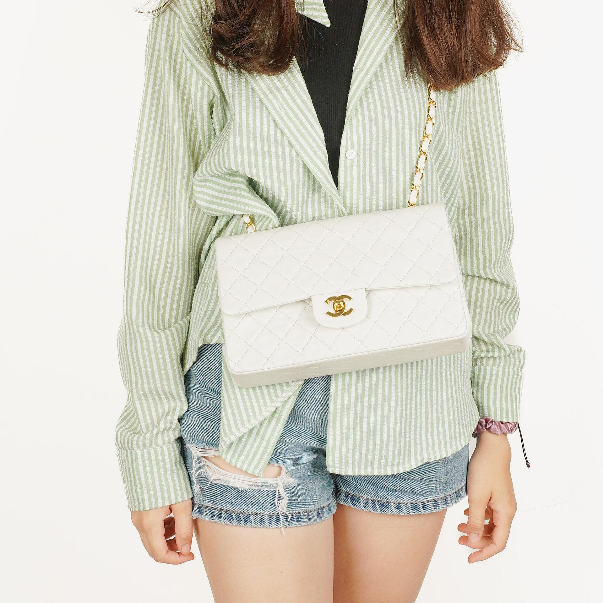 Chanel Vintage Classic Double Flap Tasche Medium aus weißem gestepptem Lammleder mit 24K vergoldeter Hardware