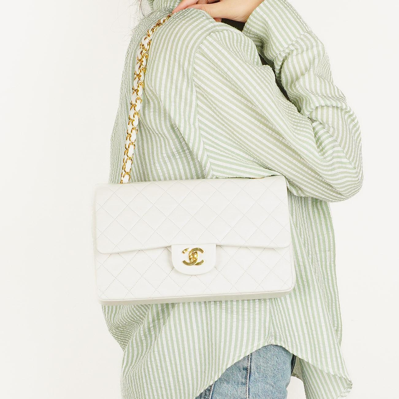 Chanel Vintage Classic Double Flap Tasche Medium aus weißem gestepptem Lammleder mit 24K vergoldeter Hardware
