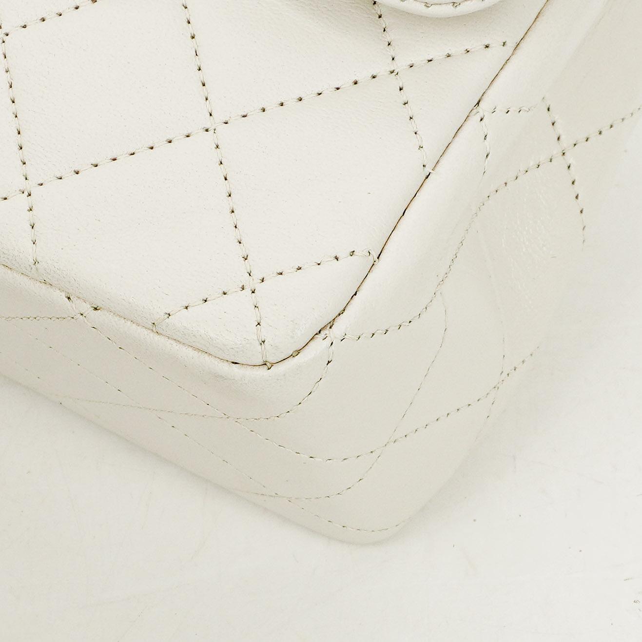 Chanel Vintage Classic Double Flap Tasche Medium aus weißem gestepptem Lammleder mit 24K vergoldeter Hardware
