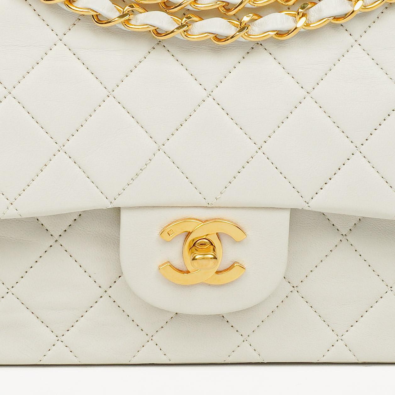Chanel Vintage Classic Double Flap Tasche Medium aus weißem gestepptem Lammleder mit 24K vergoldeter Hardware