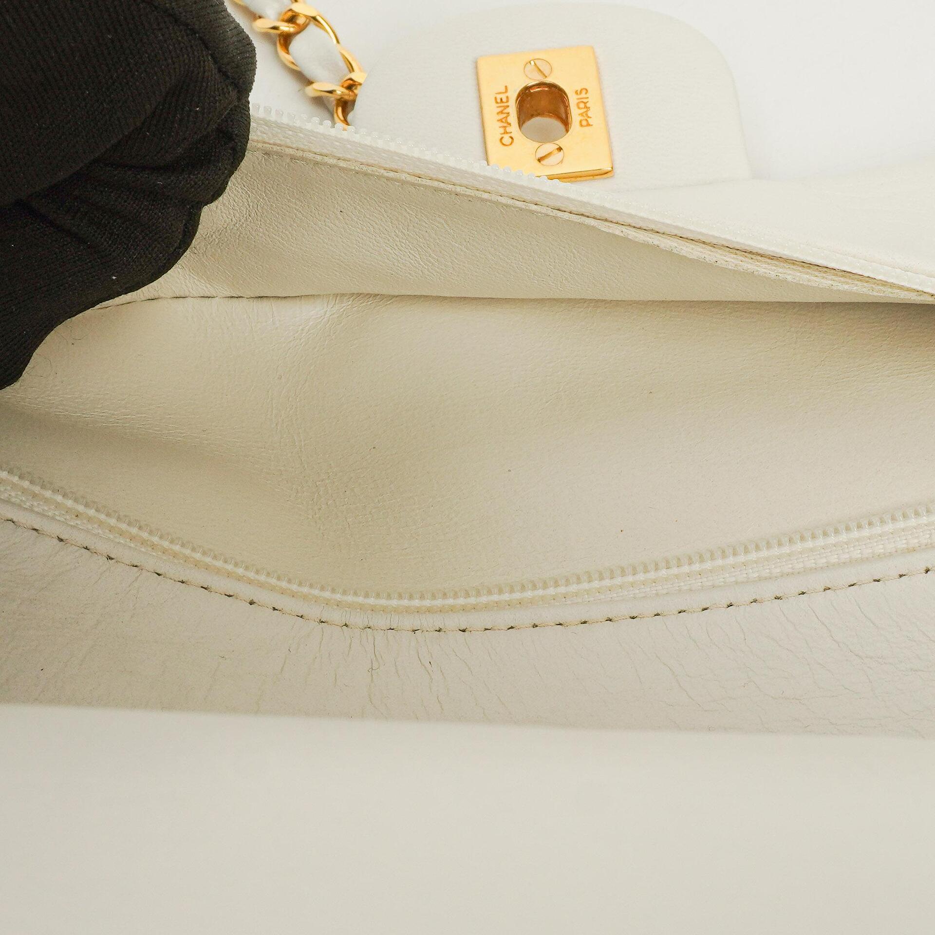 Chanel Vintage Classic Double Flap Tasche Medium aus weißem gestepptem Lammleder mit 24K vergoldeter Hardware