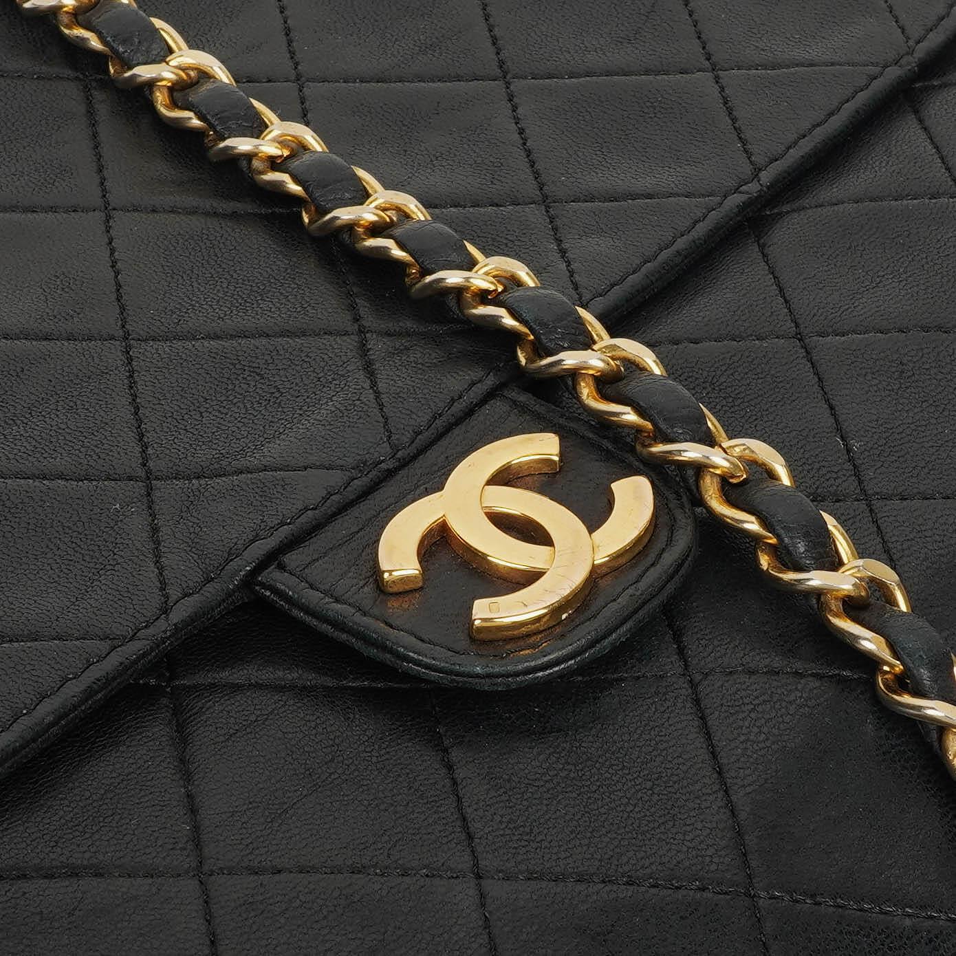 Chanel Vintage Mittlere Klassische Einzelklappen Tasche schwarzes gestepptes Lammleder mit 24K vergoldeten Beschlägen