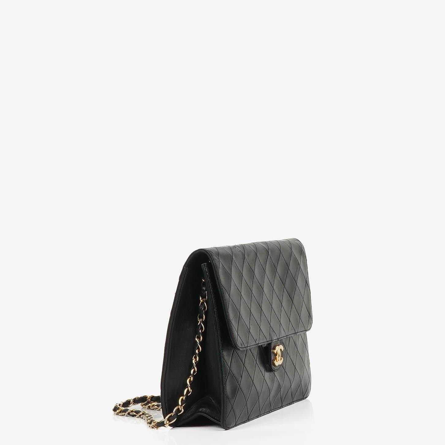 Chanel Vintage Mittlere Klassische Einzelklappen Tasche schwarzes gestepptes Lammleder mit 24K vergoldeten Beschlägen