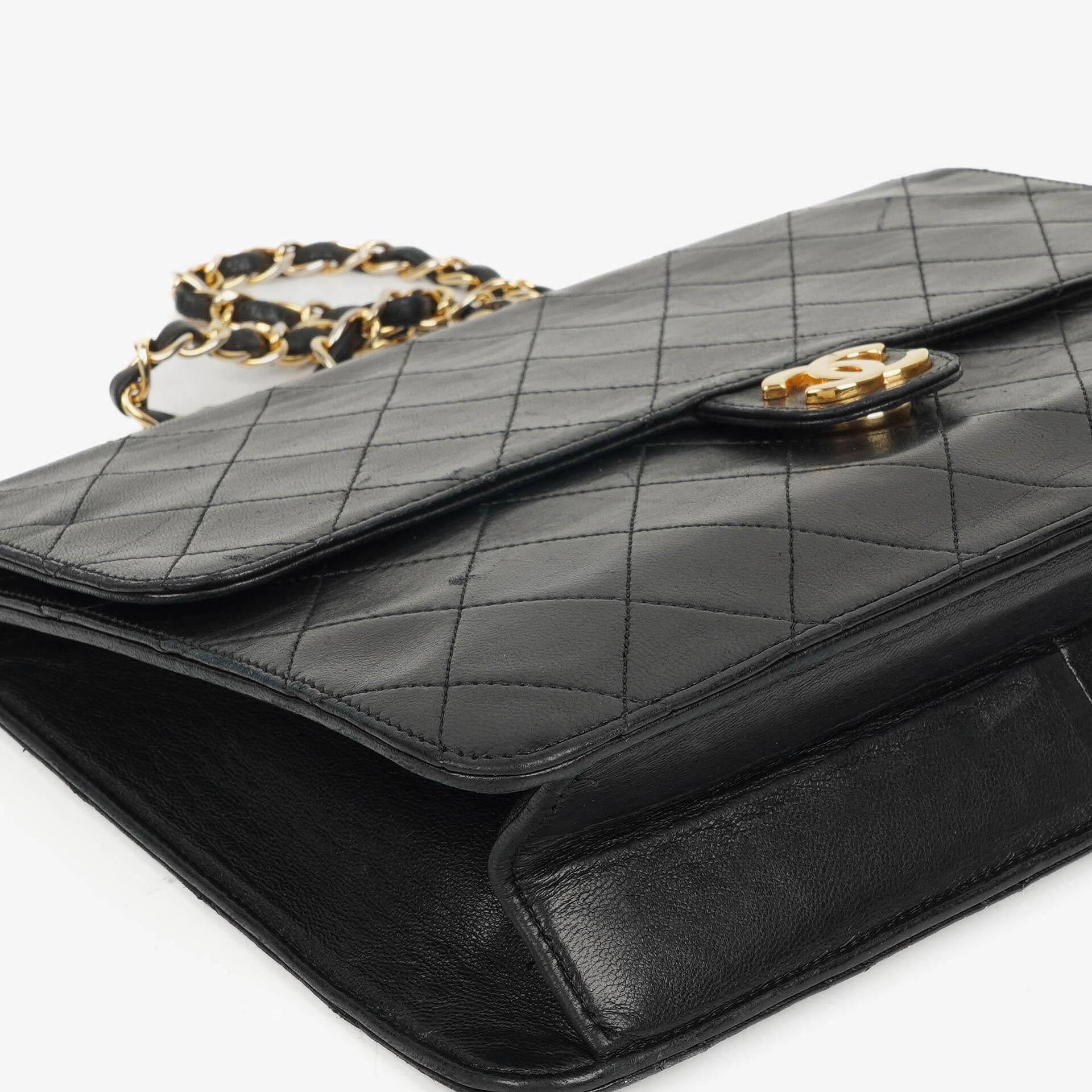 Chanel Vintage Mittlere Klassische Einzelklappen Tasche schwarzes gestepptes Lammleder mit 24K vergoldeten Beschlägen