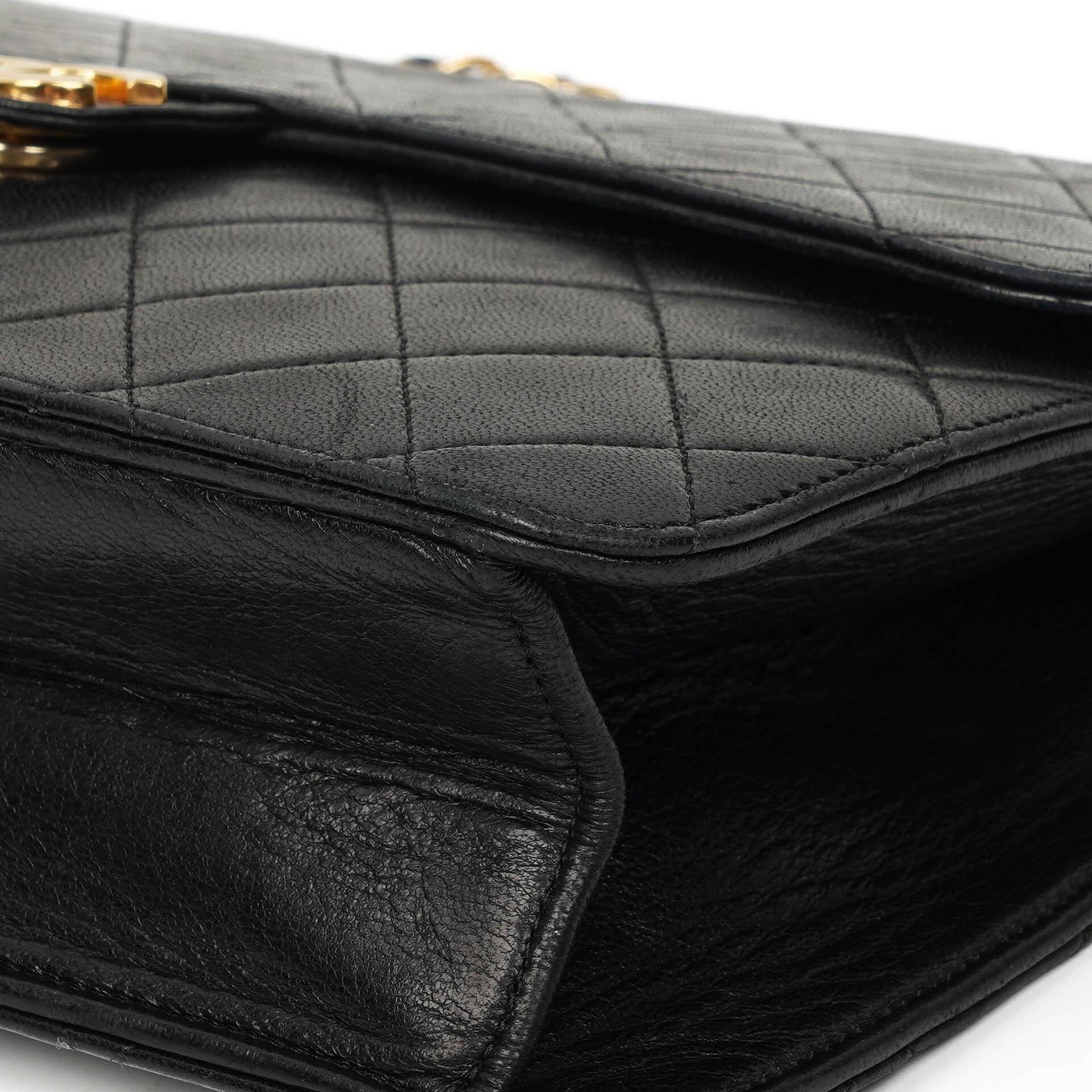 Chanel Vintage Mittlere Klassische Einzelklappen Tasche schwarzes gestepptes Lammleder mit 24K vergoldeten Beschlägen