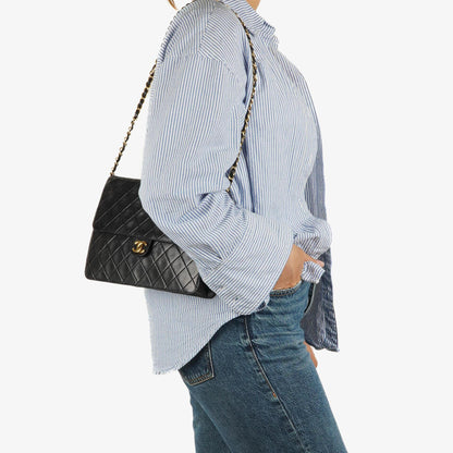 Chanel Vintage Mittlere Klassische Einzelklappen Tasche schwarzes gestepptes Lammleder mit 24K vergoldeten Beschlägen