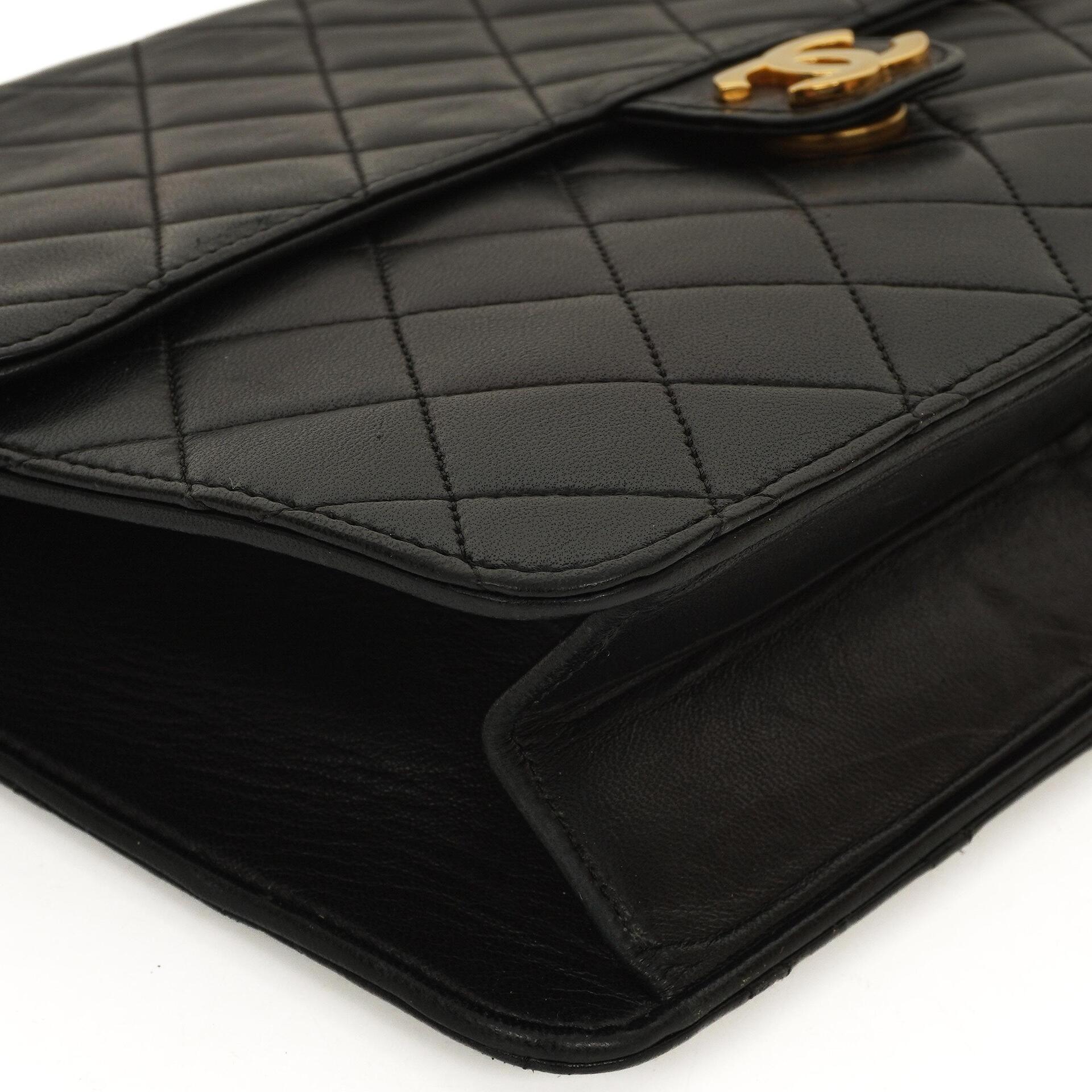 Chanel Vintage Mittlere Klassische Einfachklappe Tasche Schwarzes Gequiltetes Lammleder Mit 24K Vergoldeter Hardware