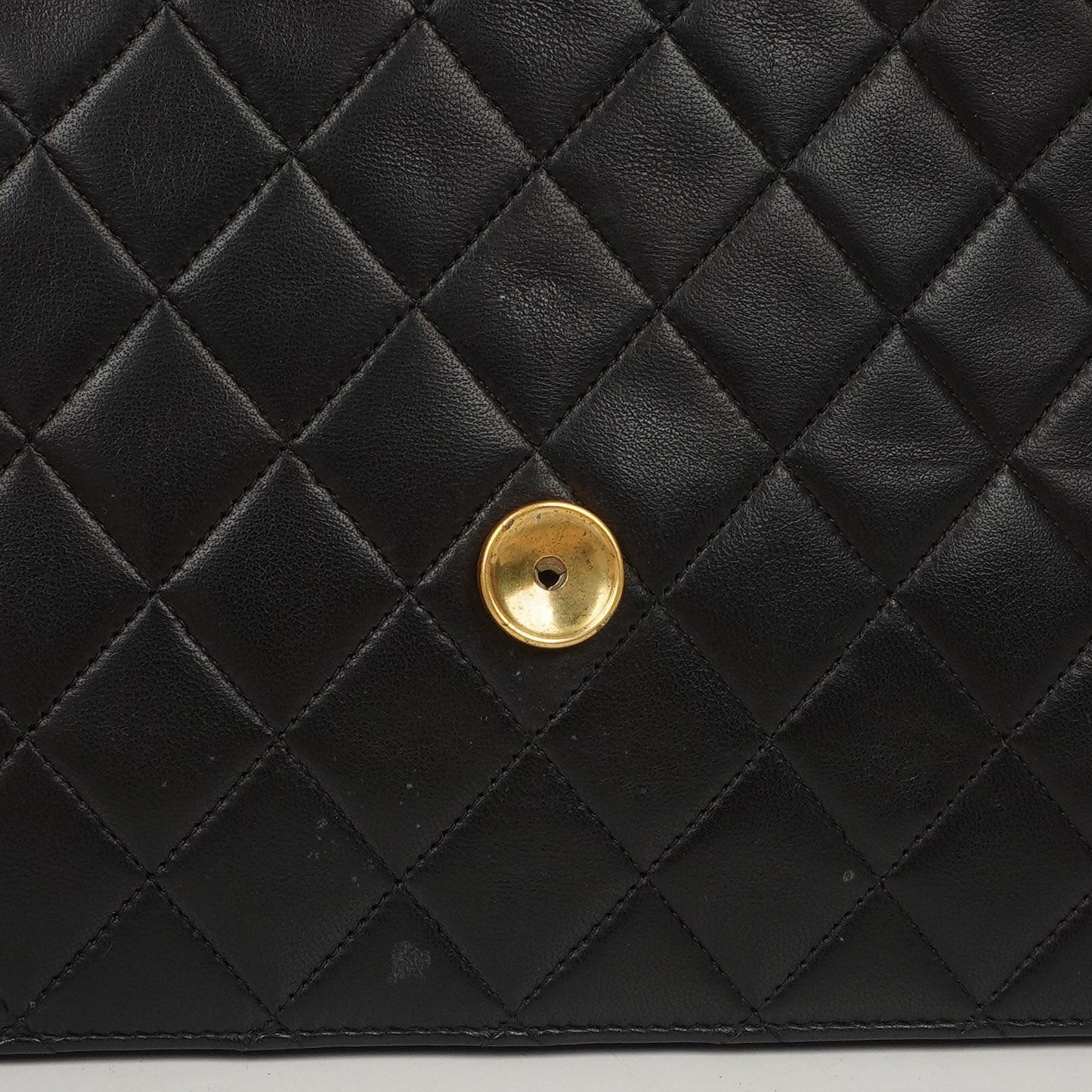 Chanel Vintage Mittlere Klassische Einfachklappe Tasche Schwarzes Gequiltetes Lammleder Mit 24K Vergoldeter Hardware