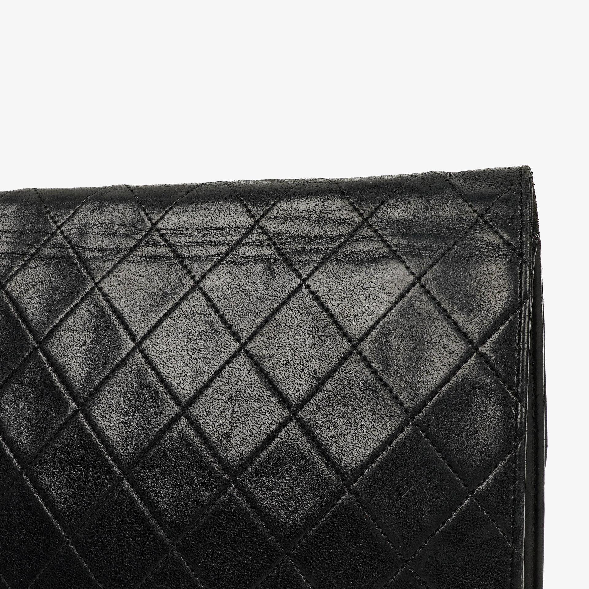 Chanel Vintage Mittlere Klassische Einzelklappen Tasche schwarzes gestepptes Lammleder mit 24K vergoldeten Beschlägen
