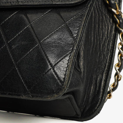 Chanel Vintage Mittlere Klassische Einzelklappen Tasche schwarzes gestepptes Lammleder mit 24K vergoldeten Beschlägen